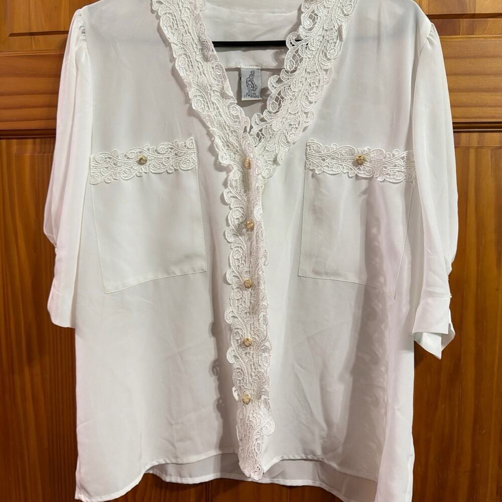 Vintage Paris shortsleeved Blouse with Lace and Gold Details NO TAG!